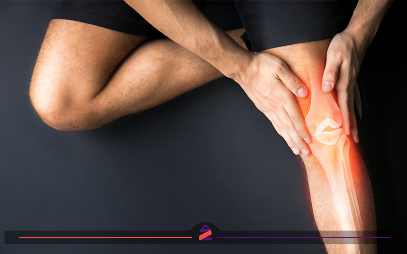 تصویر فردی که دچار زانو درد شده است.