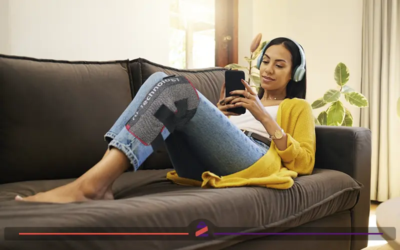 خانمی که از زاپیامکس برای کاهش درد زانو قفل شده خود استفاده می کند