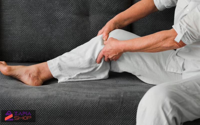 زانودرد یک پیرمرد در هنگام خم شدن