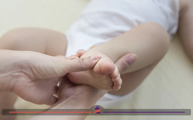 معاینه پای پرانتزی کودک