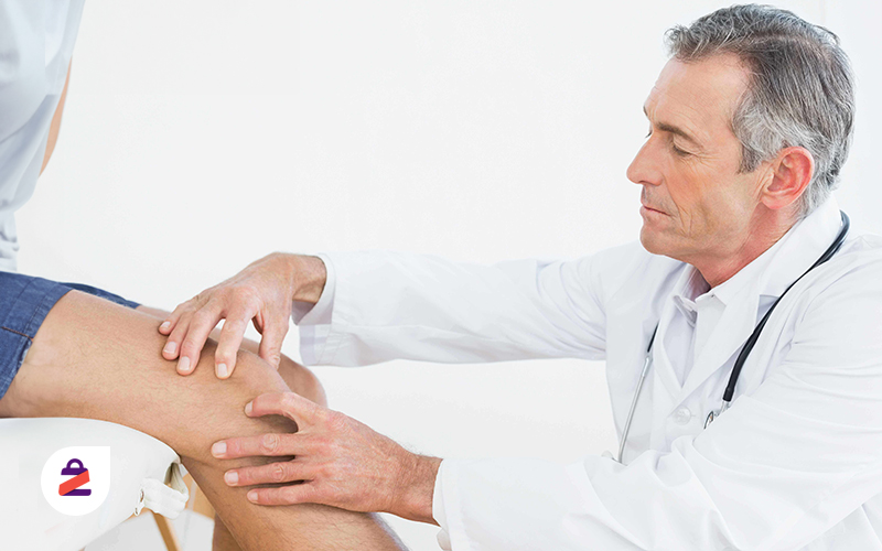 معاینه آرتروز زانو توسط پزشک متخصص