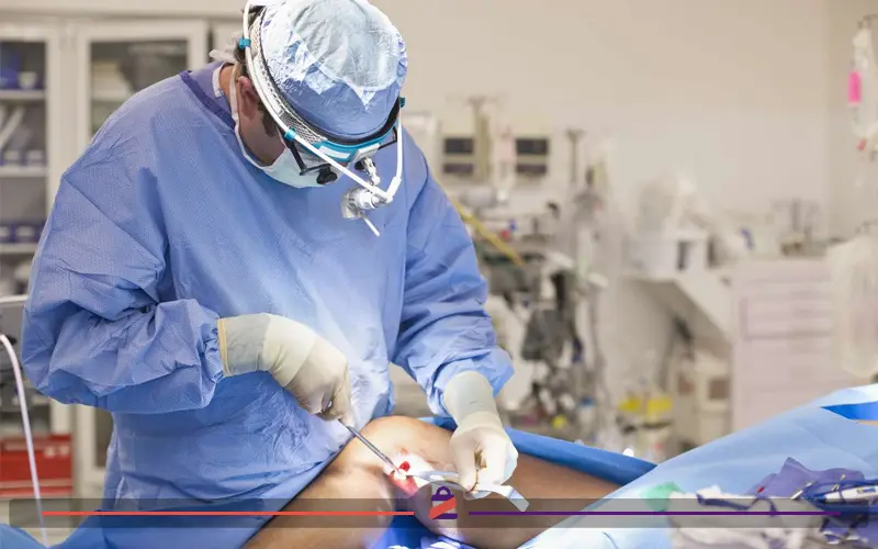 جراحی خار زانو توسط یک پزشک